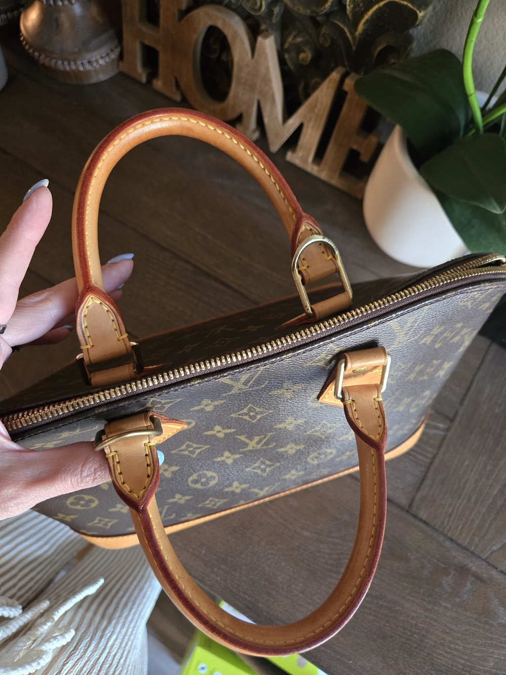 Authentic Louis Vuitton Monogram Alma Handbag in Brown/Tan - Picture 7 of 16